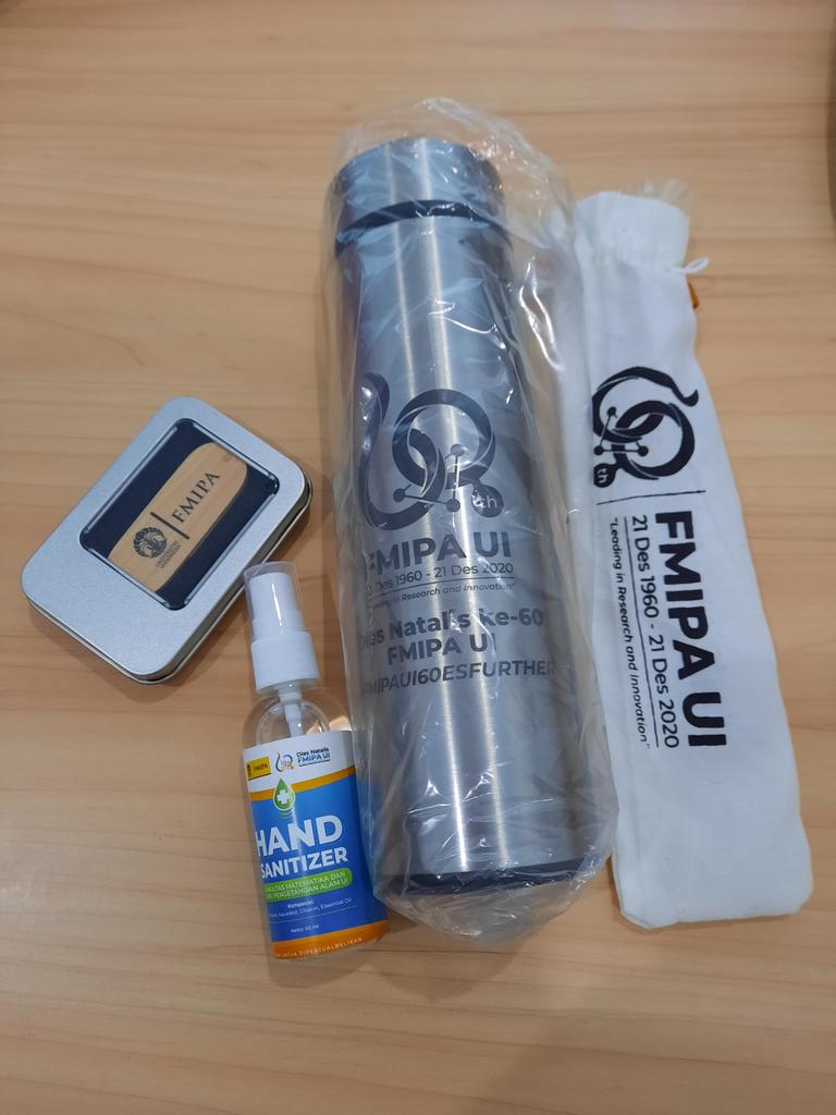 Nananoer1's tweet image. Baru liat ada bungkusan -bingkisan ultah kantor. #fmipaui60esfurther