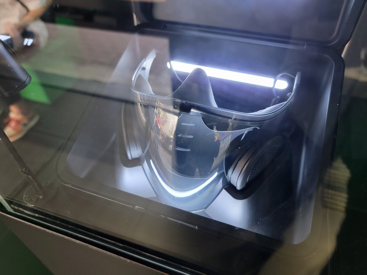hkyamane's tweet image. 香港RAZERにスマートマスクのProject Hazelが展示してあった! （触れないけど）。やっぱりカッコイイなー #RAZER #ProjectHazel