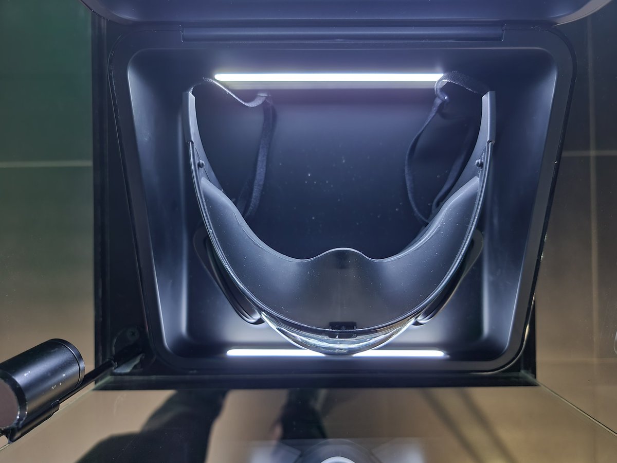 hkyamane's tweet image. 香港RAZERにスマートマスクのProject Hazelが展示してあった! （触れないけど）。やっぱりカッコイイなー #RAZER #ProjectHazel