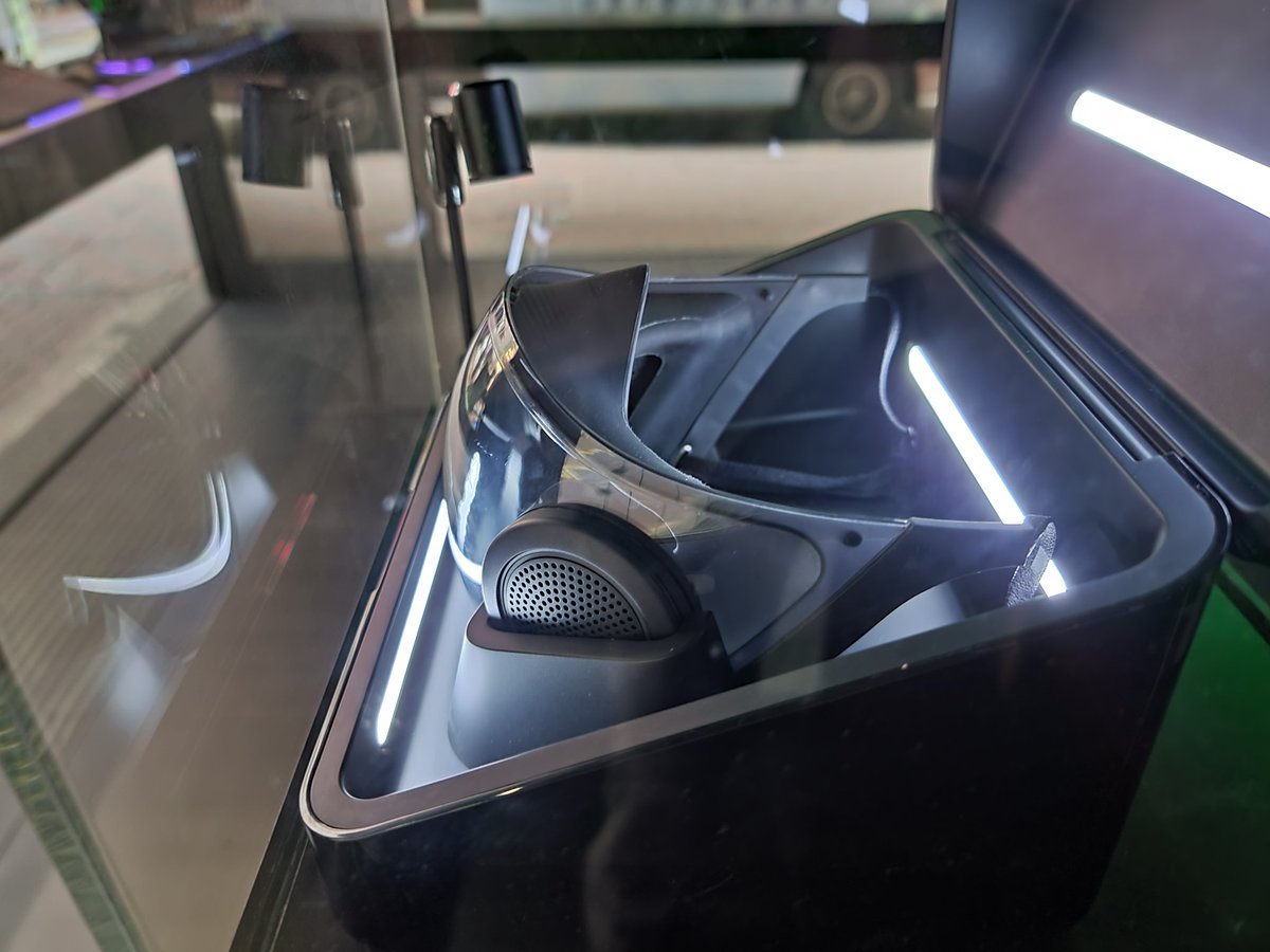 hkyamane's tweet image. 香港RAZERにスマートマスクのProject Hazelが展示してあった! （触れないけど）。やっぱりカッコイイなー #RAZER #ProjectHazel