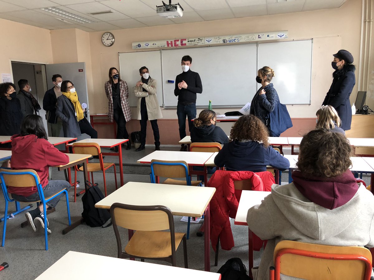 AcademieDijon's tweet photo. Printemps de l’Orientation : durant trois jours, les élèves du @LyceeCarnot participent à plusieurs ateliers pour affiner leur projet d'orientation : mobilité Erasmus, témoignages d’étudiants issus de différentes filières, échanges avec des professionnels... #PrintempsOrientation https://t.co/jrIbM8Oudo