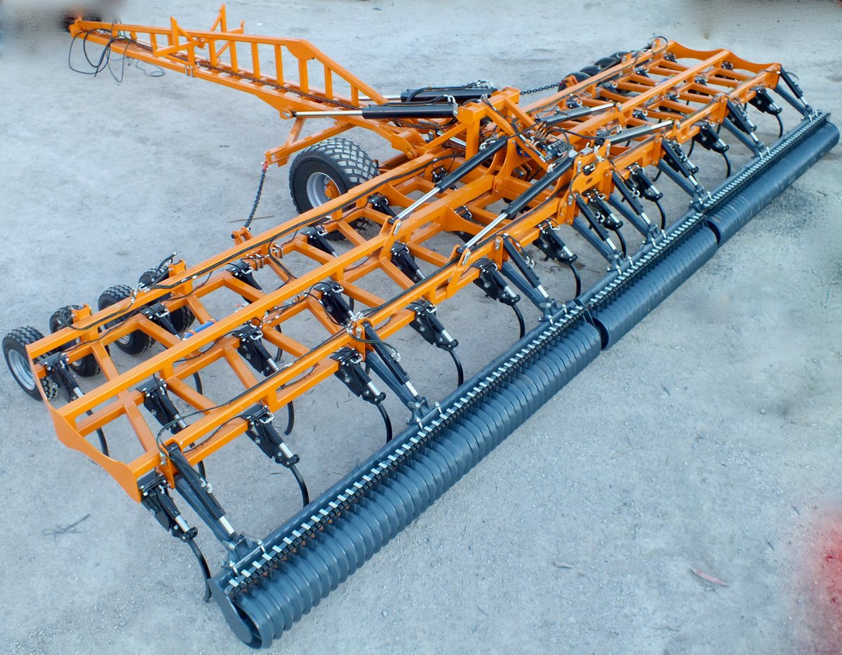 Black Bear 12,4m wide implement for middle cultivation in maximum depth of 40 cm.
