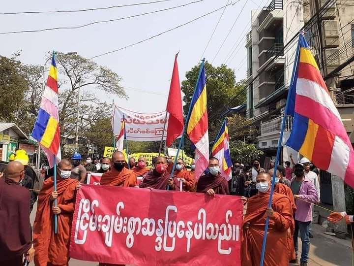 Vinty301295's tweet photo. Buddhist monks and civilians protested today holding the sign "We are protesting peacefully" in Mandalay.
NEWS SUPPRESSION
#WhatsHappeningInMyanmar 
#Mar16Coup https://t.co/NIBvo7ZMiP