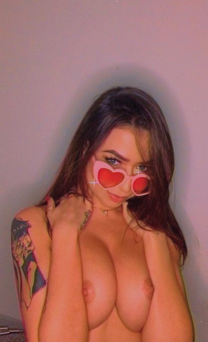 Buenos d&iacute;as amores, happy titty Tuesday!!! 🌞💕 https://t.co/mjDYxETqAX