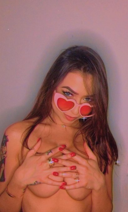 Buenos d&iacute;as amores, happy titty Tuesday!!! 🌞💕 https://t.co/mjDYxETqAX