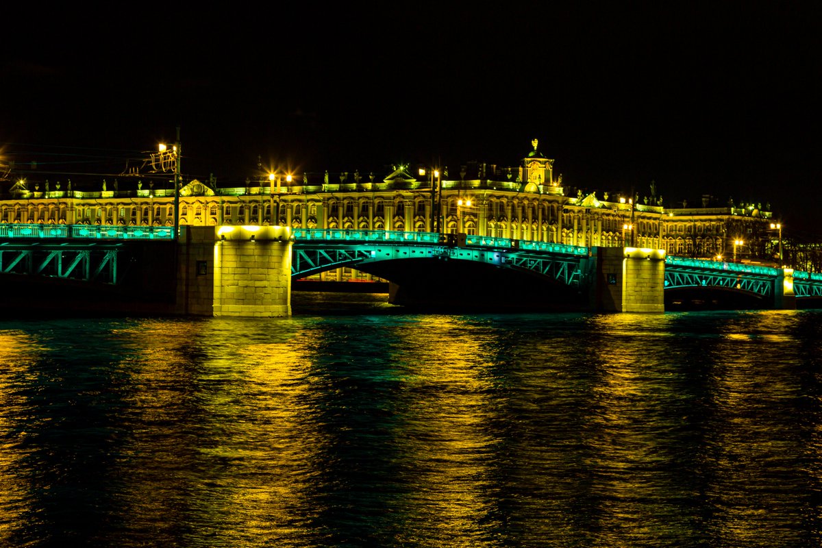 brianmcelduff's tweet photo. Palace Bridge in St Petersburg lit up for St Patrick's Day! https://t.co/iExT89kCnF