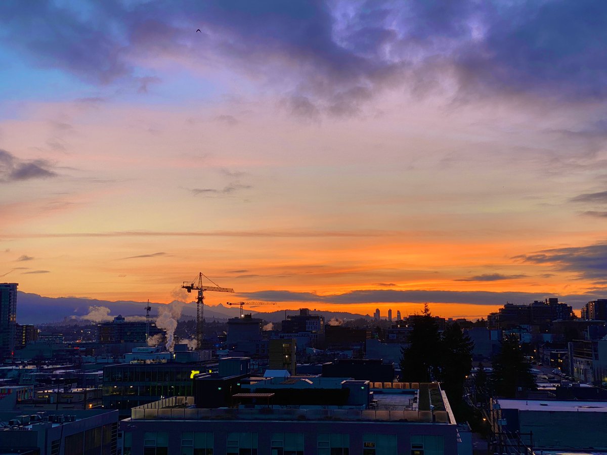 BeyondThePost's tweet photo. Good Morning! #VancouverSunrise
#HQView #VanBC #CarpeDiem @VancouverPD ๐คฉ #TeamVPD https://t.co/qkjuwbJnrc