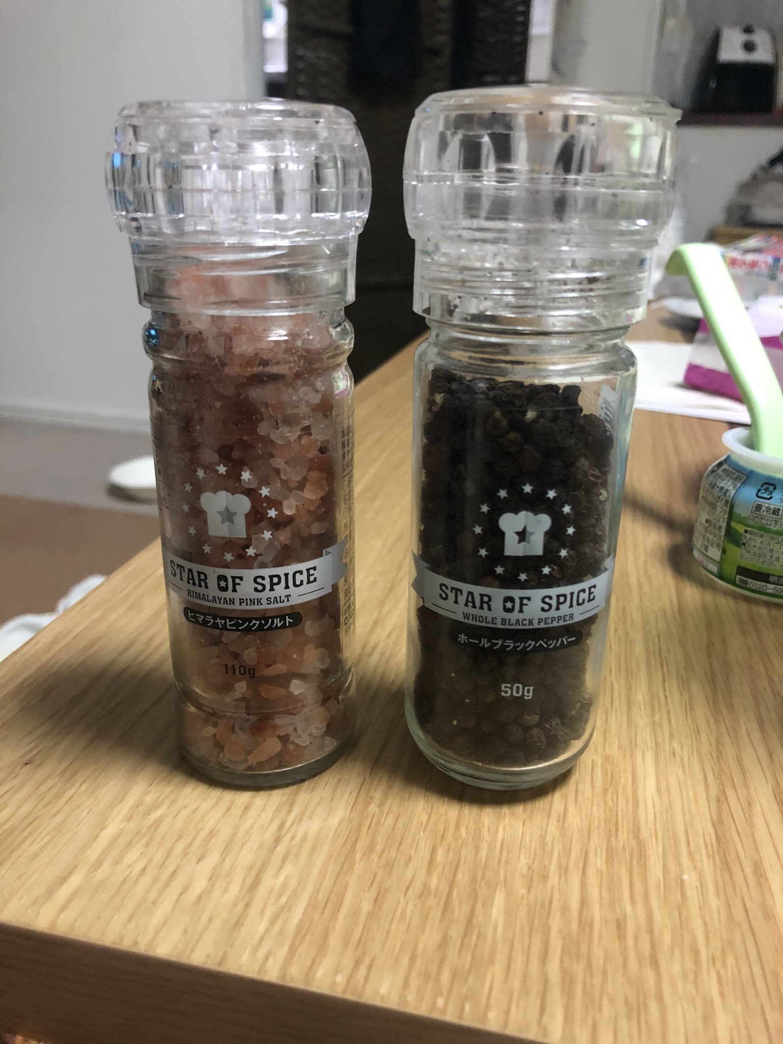 ひでよし 業務スーパーで売ってた 100円ちょいの岩塩と190円ぐらいだった黒胡椒 ミル付きでこの値段ならお買い得かも 他にもいろいろなミル付きスパイス売ってたので 試してみよ 業務スーパー スパイス T Co Vjnkk6pzxh Twitter