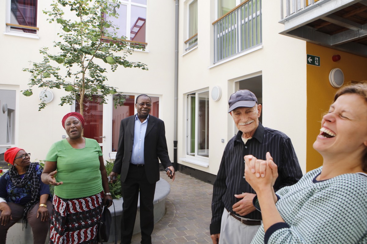 Weet jij wat gestippeld wonen is? Ken je het verschil tussen co-wonen en co-housing? En wat is een kangoeroewoning dan? 🏠👉 Ontdek hier 10 alternatieve woonvormen! Onze collega Luc legt het uit in een handig filmpje. kenniscentrumwwz.be/10-woonvormen-…