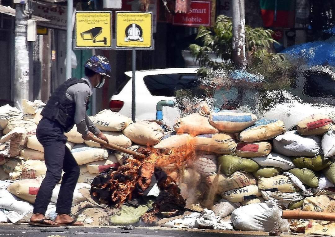 Maypeach123's tweet photo. @CrphMyanmar @DrSasa22222 Look at this .
The military junta and the police are liars ... They are doing it themselves and blaming the people ... 
Where is the truth?Where is the law that will protect us? We are not safe anymore .. 
#WhatsHappeningInMyanmar
#AgainstMyanmarMilitaryCoup https://t.co/pEvPfUPR0a