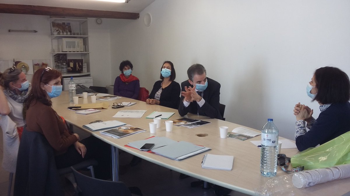 DAAC_nice's tweet photo. La visite de Manuel Brossé chef de mission #EAC DGESCO se poursuit au @MIPGrasse @comagglo, territoire d'histoire et d'innovation sur les arômes, parfums et cosmétiques. La culture, un vecteur d'excellence pour nos élèves @AcademieNice @RLaganier @hceac ! https://t.co/eIRaNK5ZFc