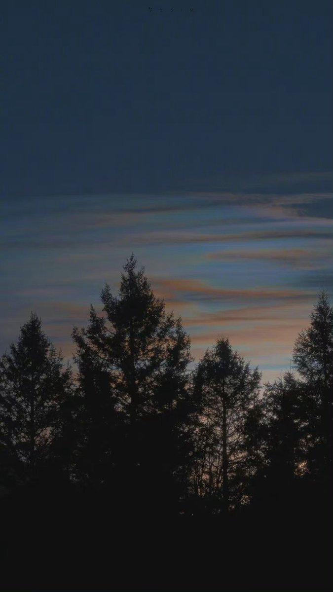 去看见并允许情绪的起落。当情绪出来的时候，我们的第一正确做法，不是堵回去或者否认它，而是看见并承认它，允许它释放出来。