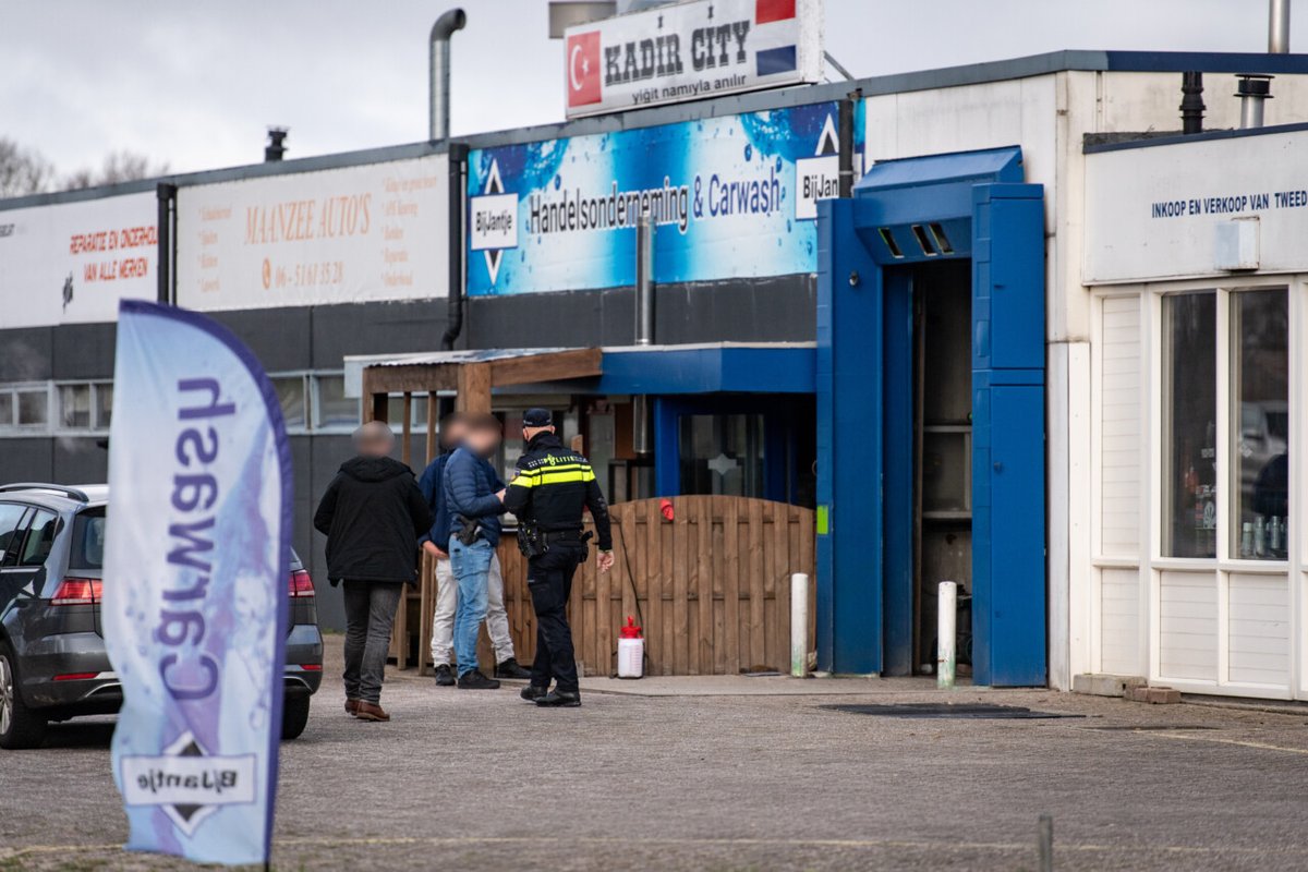 Politie doorzoekt bedrijfspanden in Foxhol - #Groningen -..