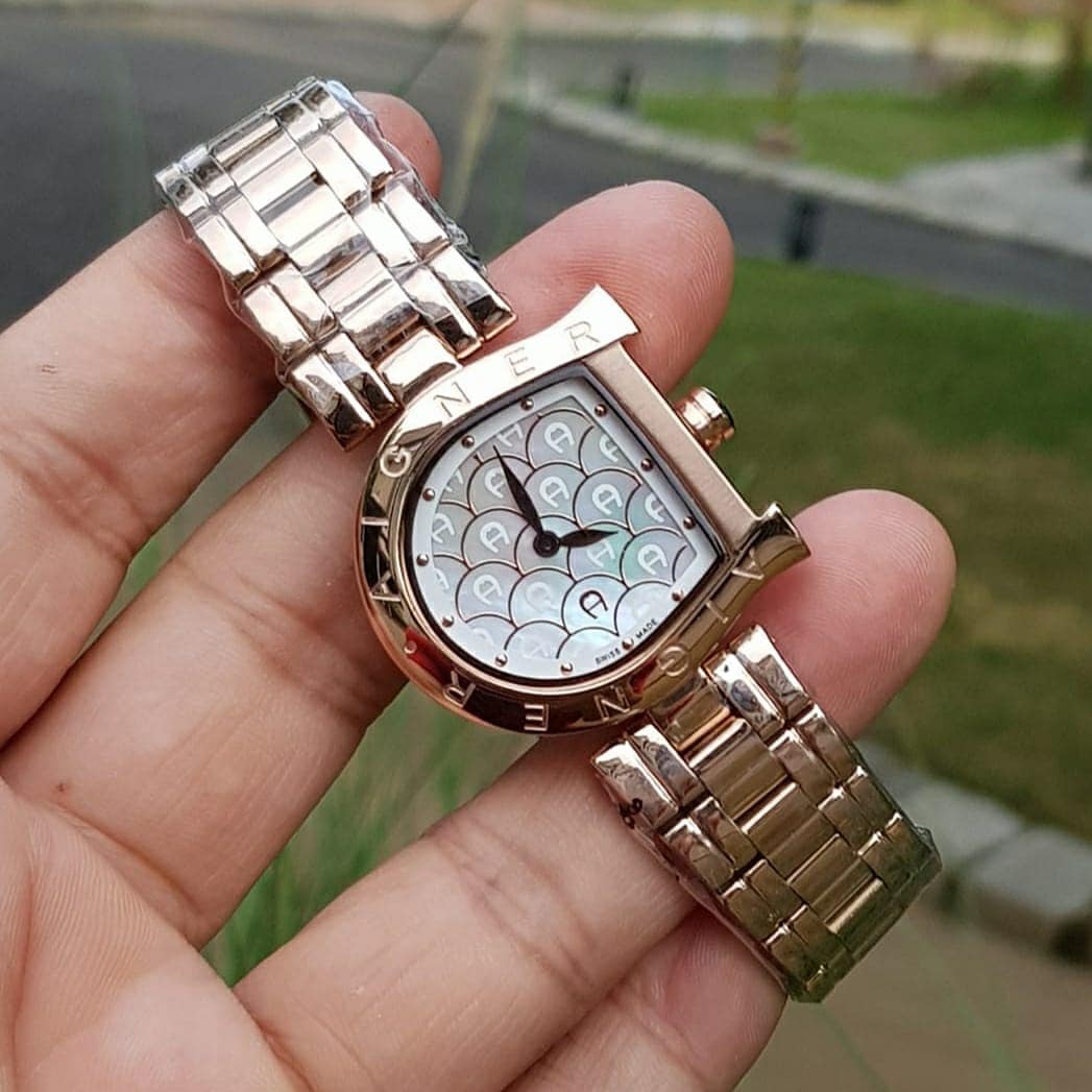 Jam tangan wanita 
AIGNER GENUA DUE A1800

Spesifikasi : Original, Dia. 32mm, Body stainless, Tali stainless, Baterai, Kaca mineral glass, Water resistant

Kelengkapan : Jam tangan + Box kayu

Harga Rp 7xx.xxx,-
WA 085338008472
