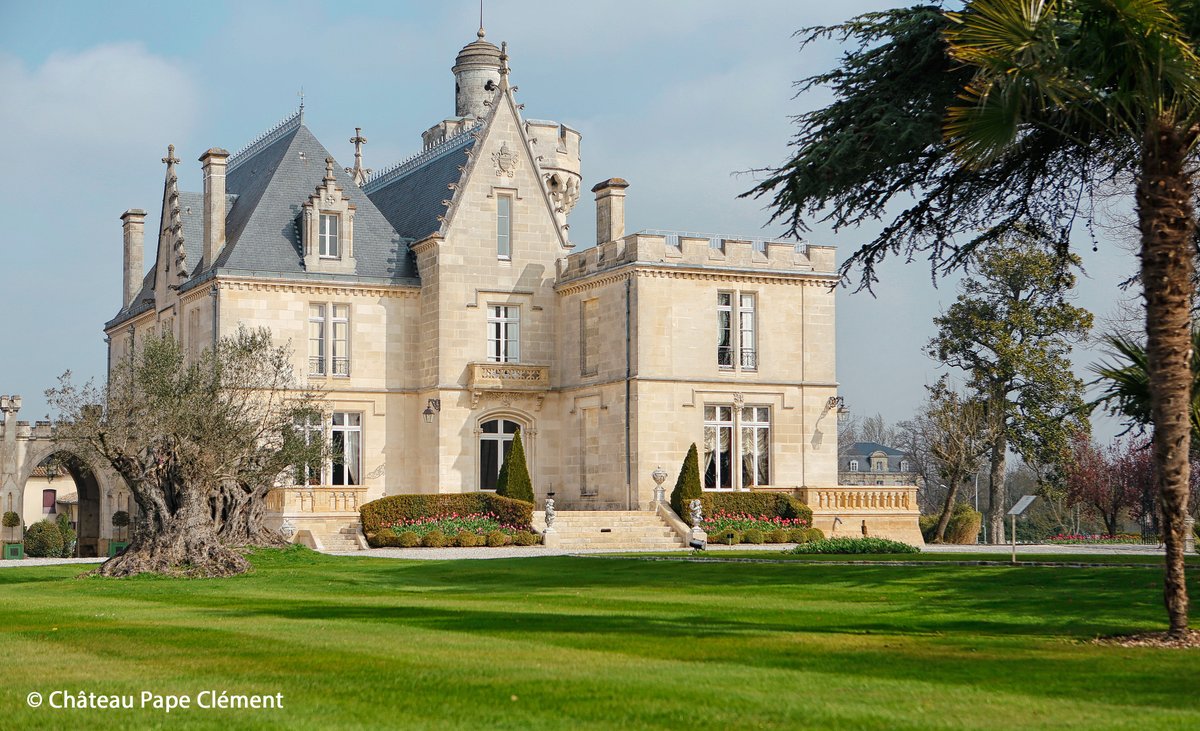 Les châteaux sont ouverts 🍇 Visitez de magnifiques propriétés situées aux portes de #Bordeaux, accessibles en transport en commun et à moins d’une heure à 🚴👉 bit.ly/2OTtFOy #Vin <a href="/Tweetpulpe/">Pulpe</a> <a href="/VinsdeBordeaux/">Les Vins de Bordeaux 🍇</a>