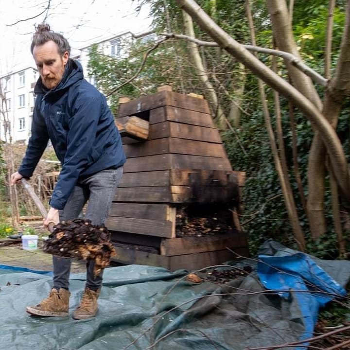 milieucentrum's tweet photo. Het 1ste '#compostfeest' bij 't #wormenhotel in #Blijdorp. Een mooie #compostoogst voor de (gevel)tuintjes in de buurt! Per wormenhotel kunnen tussen de 20 - 35 huishoudens mee-#composteren #circulair #rotterdamcirculair @circulair010 https://t.co/3a9XJRd14b