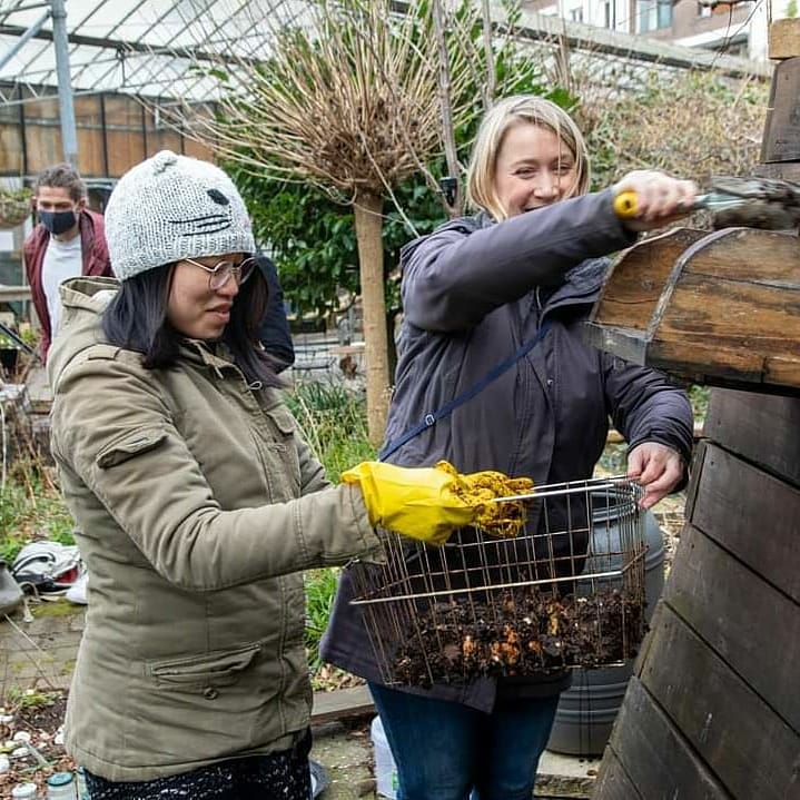 milieucentrum's tweet photo. Het 1ste '#compostfeest' bij 't #wormenhotel in #Blijdorp. Een mooie #compostoogst voor de (gevel)tuintjes in de buurt! Per wormenhotel kunnen tussen de 20 - 35 huishoudens mee-#composteren #circulair #rotterdamcirculair @circulair010 https://t.co/3a9XJRd14b