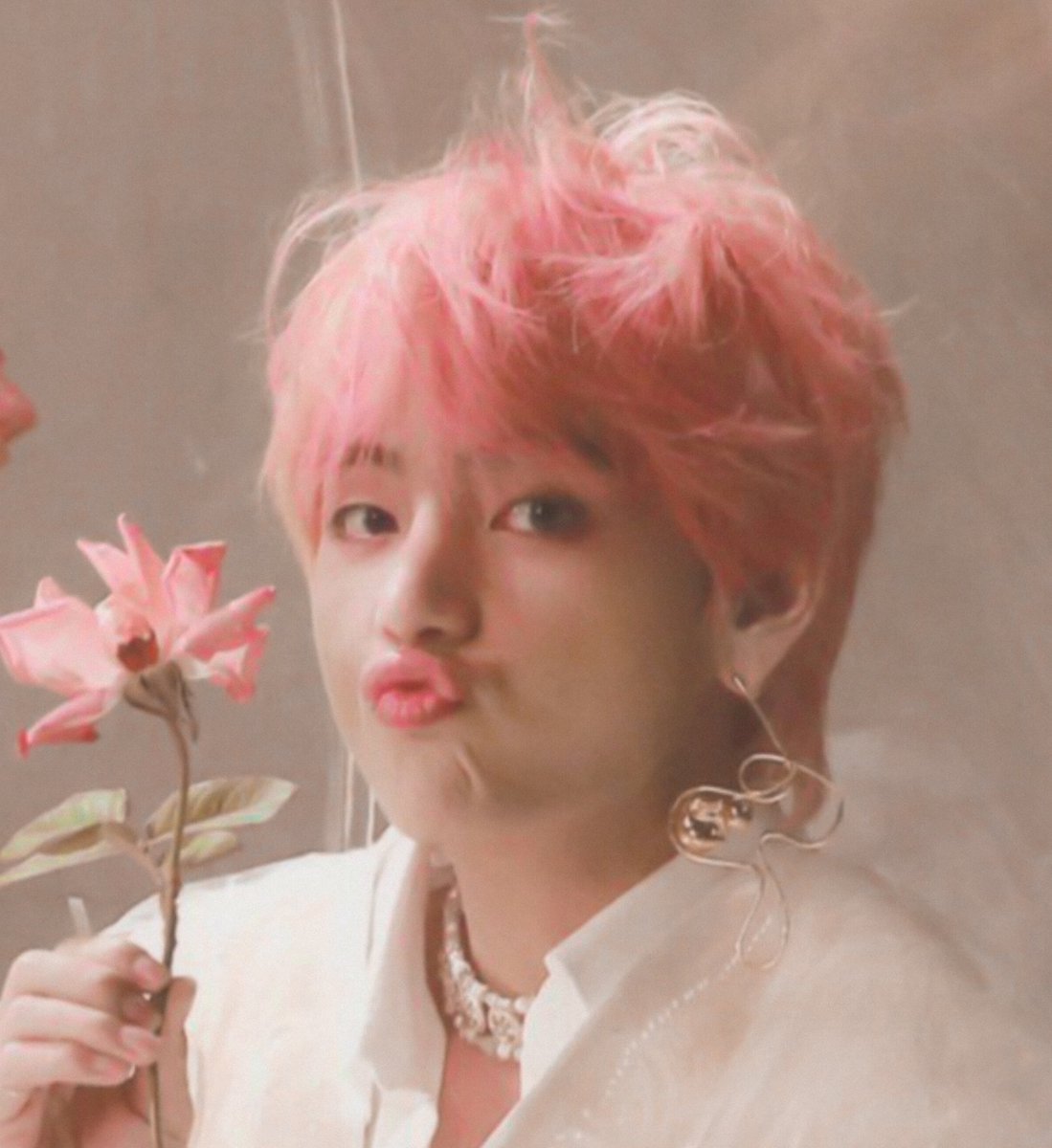 eip1995's tweet photo. 🧸🌷✨ #v #btsfanart https://t.co/N9B1AR66NX