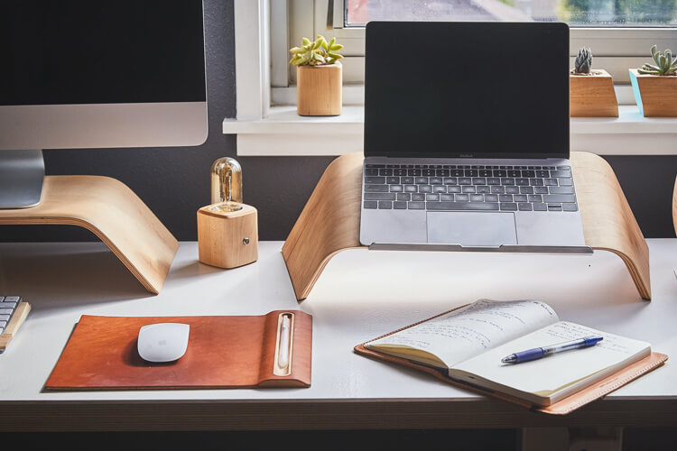 Laptopbochel?! 11 tips voor een goede werkhouding bit.ly/2Q8P9Yq | #dagvandethuiswerker