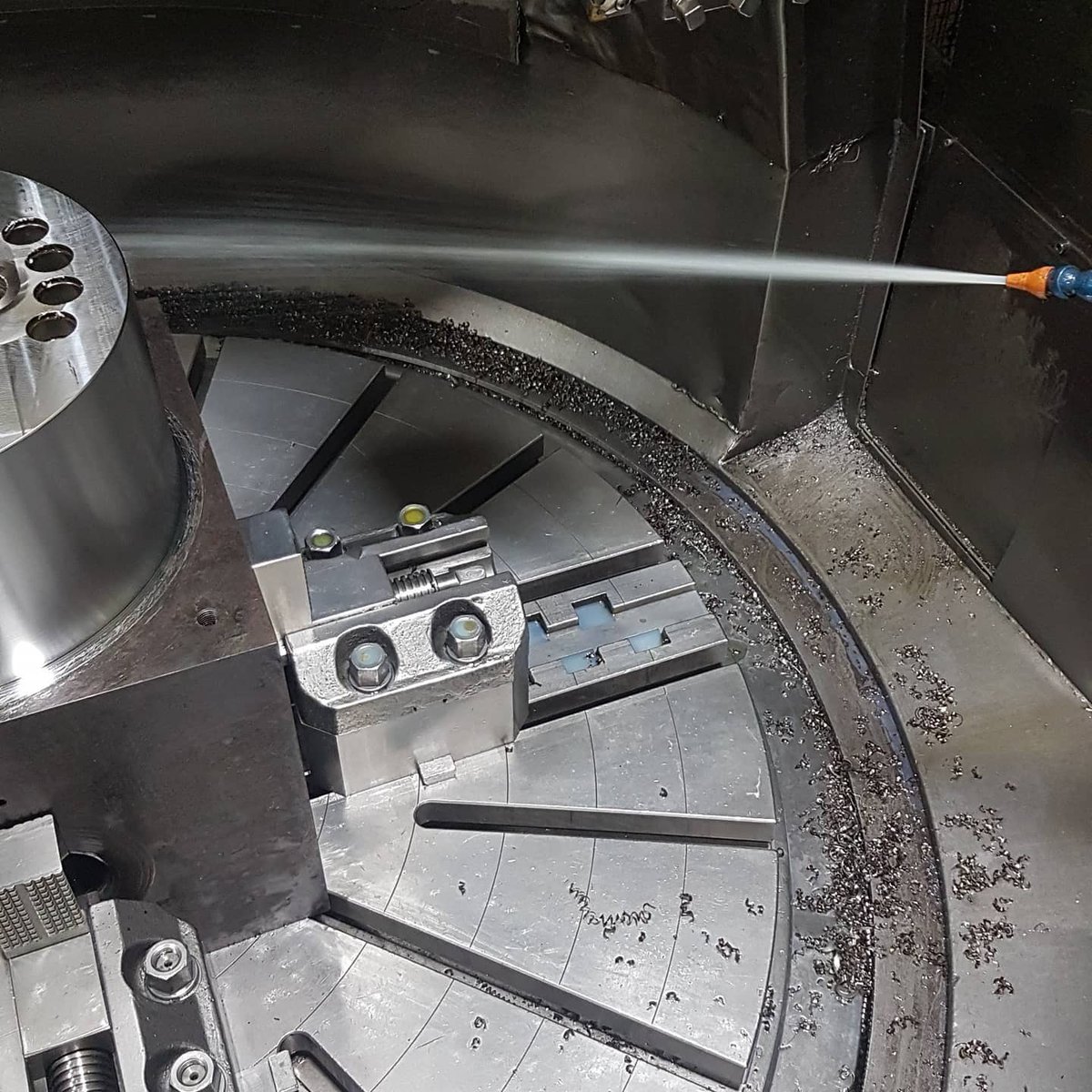 penninelubes's tweet photo. This dirty machine had been machining a lot of cast iron.

A tough job made much easier thanks to our trusty @freddyproducts Freddy Midi 300.

Cleaned &amp; refilled with Pencool Ultra S325 which has run trouble free for 12 months! 

#cncmachining #industrialcleaning #MachineClean https://t.co/hQolLAZs4E