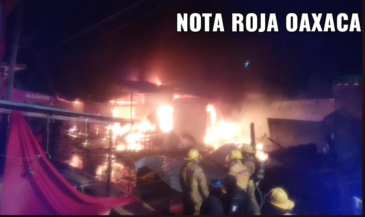 Tecko_01's tweet photo. #ÚltimoMinuto Se registra incendio en casetas de la zona centro de Juchitán Oaxaca, al momento Protección Civil y elementos policiacos tratan de sofocar el fuego. Los hechos sobre calle 2 de abril y esquina avenida Juárez. Se reportan ya varias casetas consumidas por el fuego. https://t.co/S9eBB9p9Ls