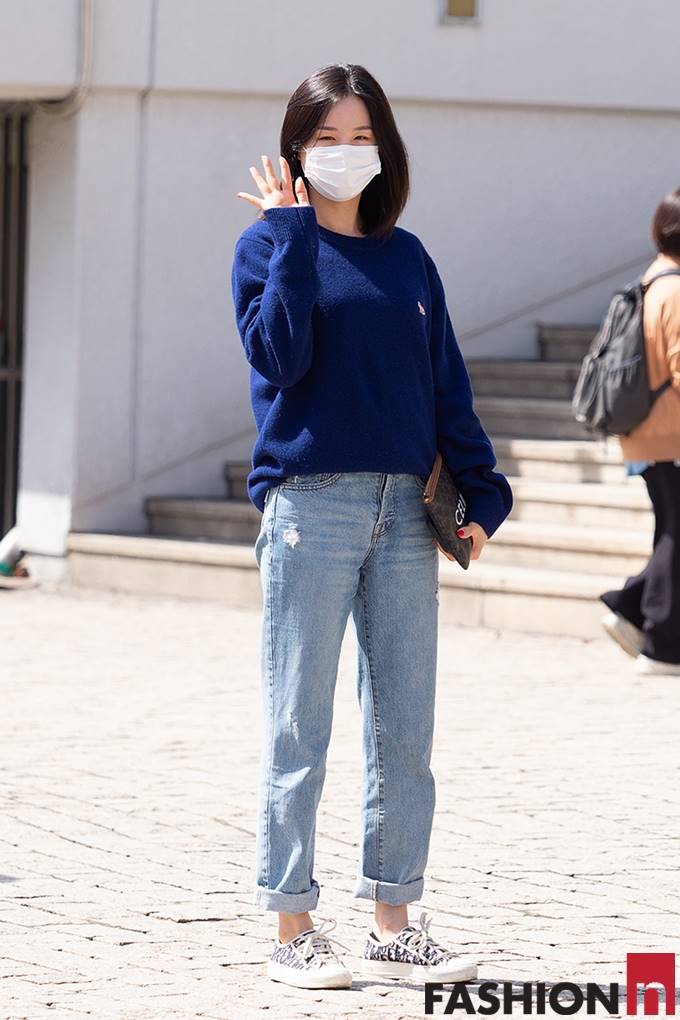 EXIDLEGGO5's tweet image. [패션엔 포토] EXID 솔지, 산책 나온 듯! 여유있는 꾸안꾸 데님 출근룩

fashionn.com/board/read_new…