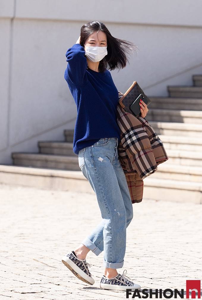 EXIDLEGGO5's tweet image. [패션엔 포토] EXID 솔지, 산책 나온 듯! 여유있는 꾸안꾸 데님 출근룩

fashionn.com/board/read_new…