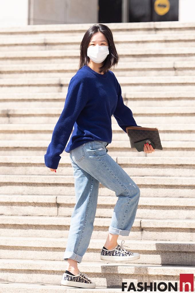 EXIDLEGGO5's tweet image. [패션엔 포토] EXID 솔지, 산책 나온 듯! 여유있는 꾸안꾸 데님 출근룩

fashionn.com/board/read_new…