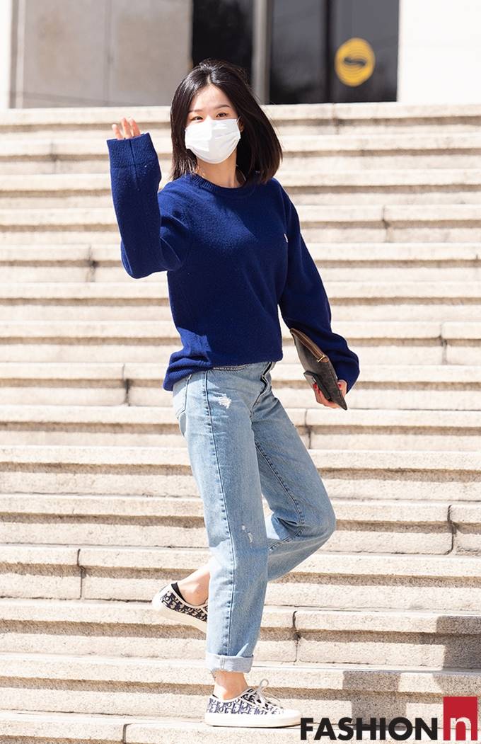 EXIDLEGGO5's tweet image. [패션엔 포토] EXID 솔지, 산책 나온 듯! 여유있는 꾸안꾸 데님 출근룩

fashionn.com/board/read_new…