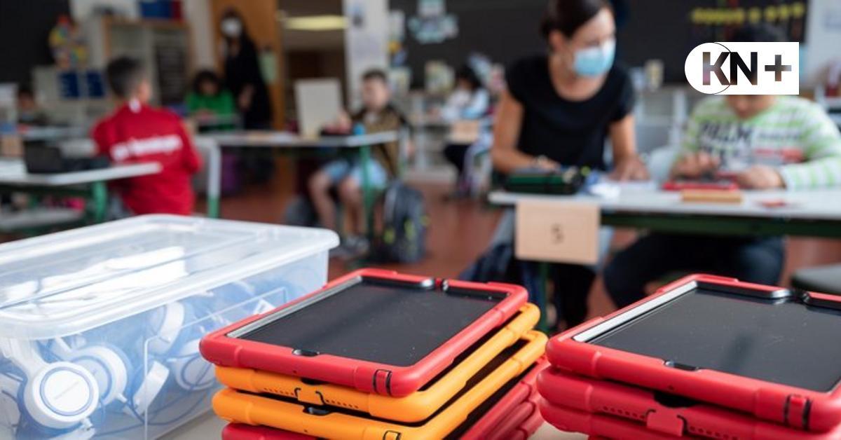 kn_online's tweet photo. Mehr als 34.000 Laptops und #Tablets konnten in #SchleswigHolstein dank des Sofortausstattungsprogramms im Rahmen des #Digitalpakts angeschafft werden, um bedürftige Schüler versorgen. Weitere sollen folgen. https://t.co/9A7qBLnT4b https://t.co/Okhr4lqjWz