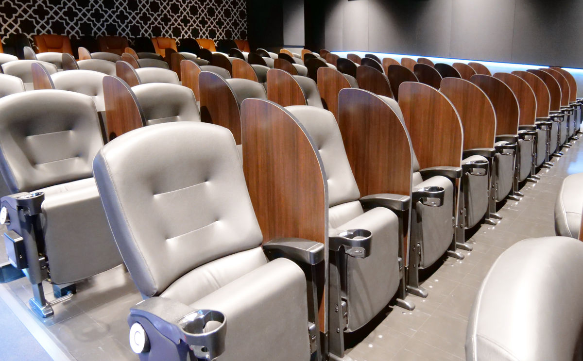 最近オープンした イオンシネマ シアタス心斎橋 にはコロナ対策にパーテーションがついているが快適そうなので他の映画館にも設置してほしい Togetter