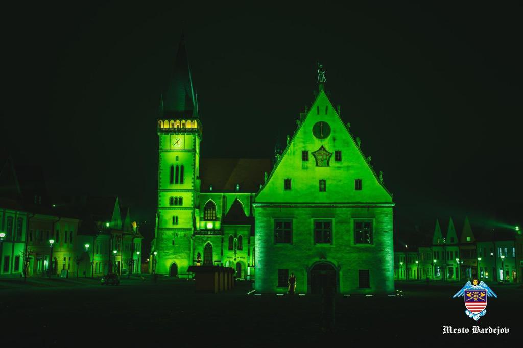 IrlEmbSlovakia's tweet photo. We are so excited about all the wonderful landmarks that will be greened in #Slovakia this year for #ZelenysvPatrik. There are many new #greenings, and here’s a taster. UNESCO World heritage site #Bardejov in Eastern 🇸🇰 looks amazing in green. @TourismIreland @NiallGibbons https://t.co/3WXL9mCub1