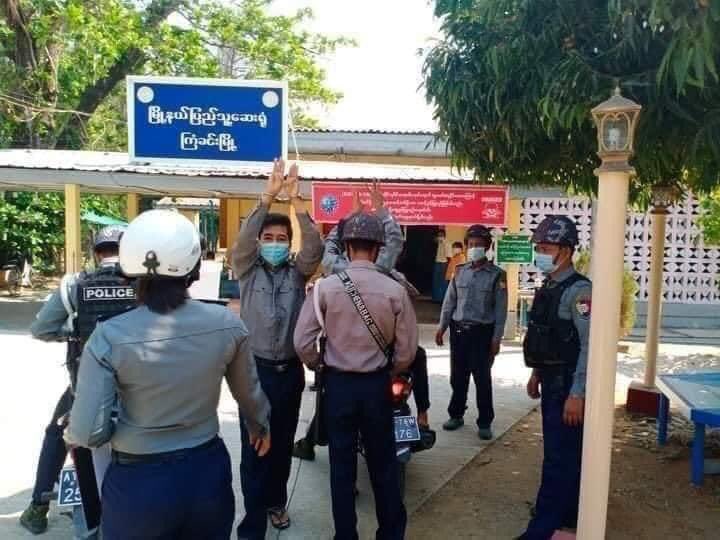 Snow54438545's tweet photo. Two policemen from Kyan Khin who opposed the military coup were sentenced to one year in prison each.

NEWS SUPPRESSION
#WhatsHappeningInMyanmar  #Mar16Coup https://t.co/VApuBWtPlv