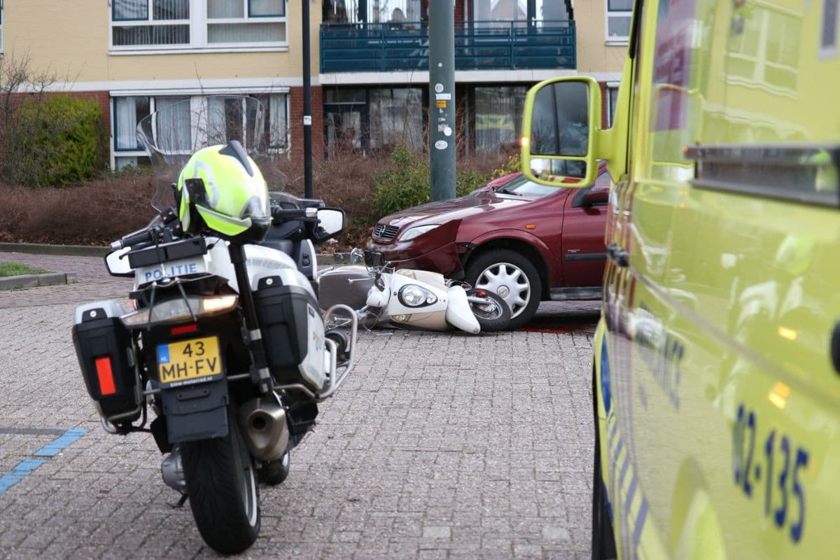 Scooterrijdster gewond na aanrijding in Drachten -.