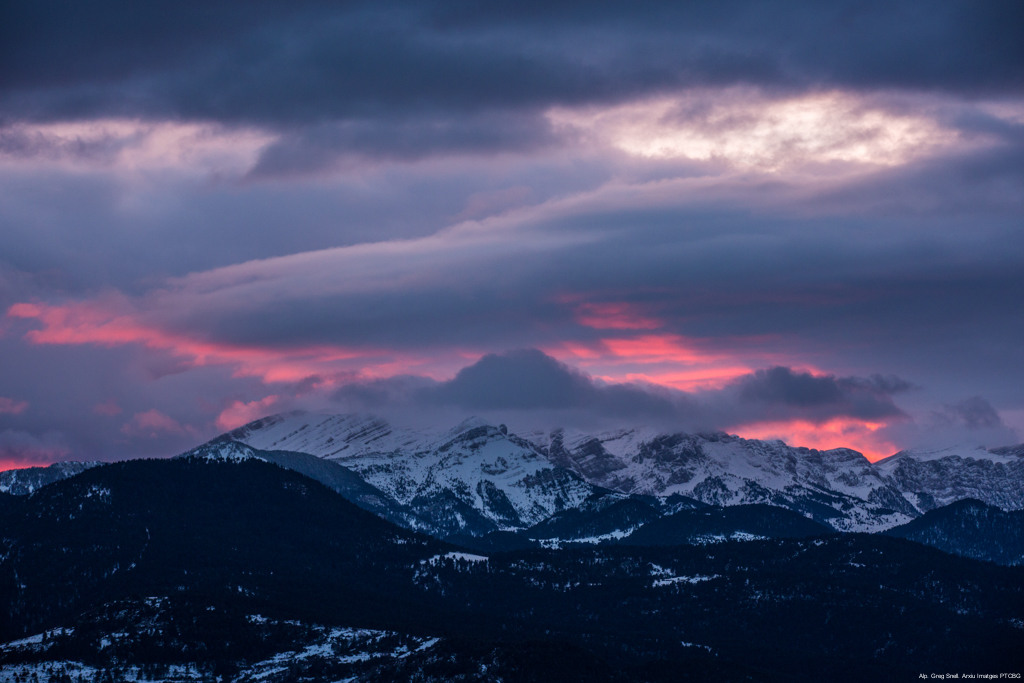 Vistes d'ensomni a les muntanyes d'Alp i el <a href="/PNCadiMoixero/">PNCadiMoixero</a> en un capvespre d'hivern. 🏔💙

#LaMolina #RespiraNatura