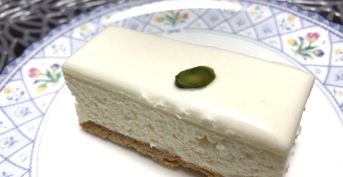 Hiromaru ひさびさに しろたえ の レアチーズケーキ あとシュークリームも チーズケーキはながーいのではなく 切り分けてあるバラがいいです なぜなら 大好きなピスタチオが必ずのっているから