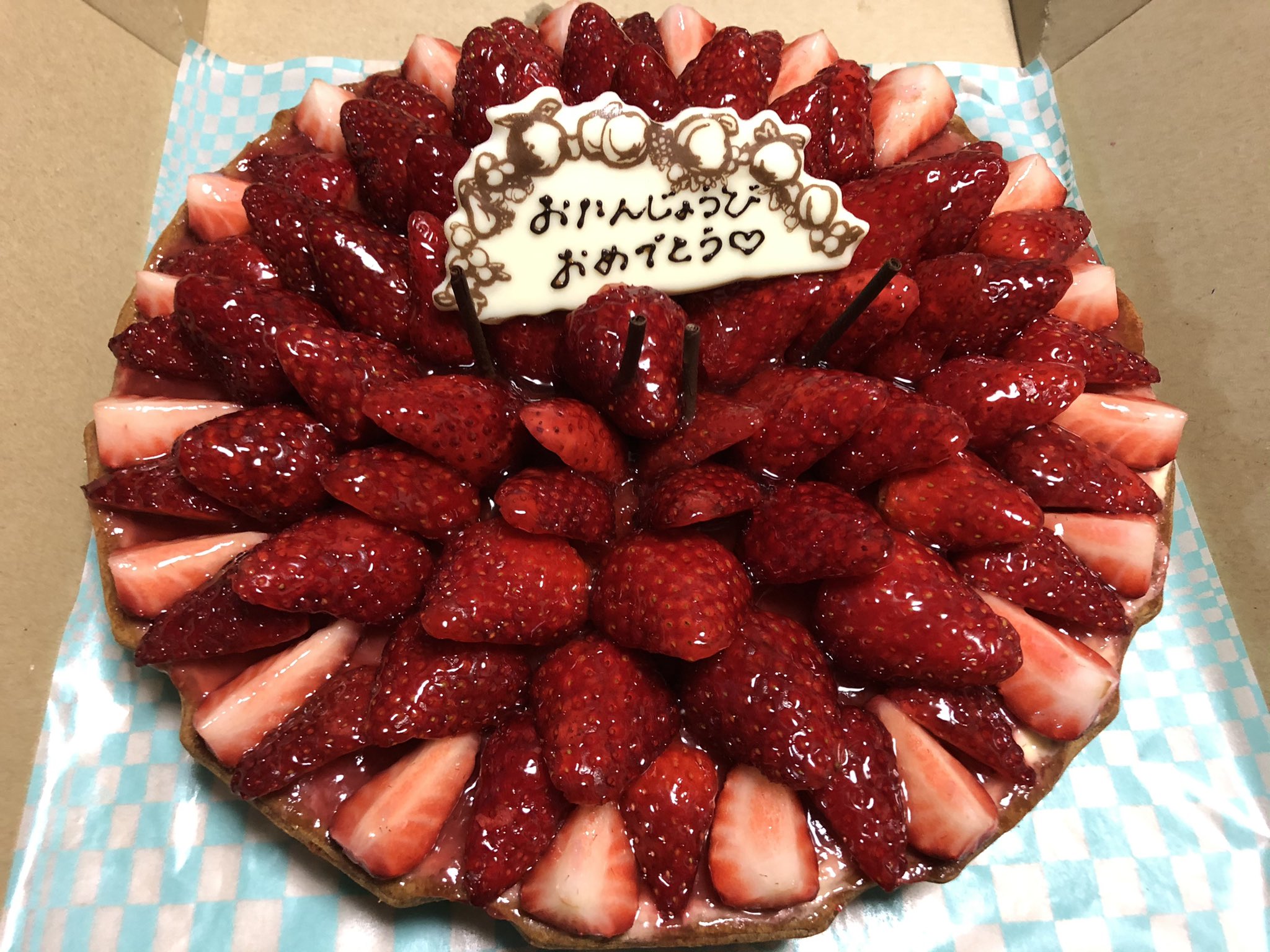 تويتر Jin W على تويتر 誕生日ケーキは自分で買ってくる 我が家のルールに則って今年もホールケーキ買いました 27cmなんでもんの凄いボリュームですがいちごの甘さとジャムとカスタードのバランス でとっっても美味しかったぁ