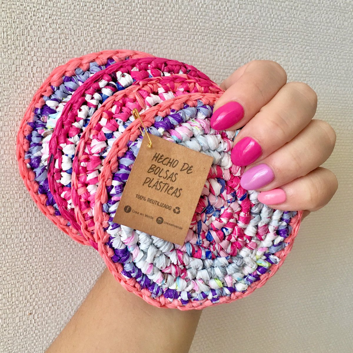 Posavasos disponibles hechos de bolsas plásticas tejidas a crochet 🌱
.
.
.
#creaenverde #zerowaste #tejido #handmade #upcycling #reciclajecreativo #sustentable  #ecocrochet #crochet #chilesinplásticos #chaobolsasplásticas #posavasos #ecofriendly