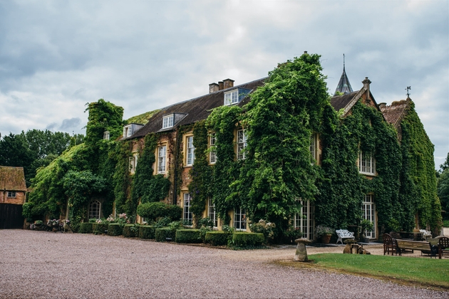 What can you expect from Somerset wedding venue @maunselhouseuk ?
Maunsel House is found in 100 acres of grounds including stunning gardens, orchards and lakes. The venue is hidden away behind a driveway of chestnut trees.. yourbristolsomerset.wedding/wedding-news/1…

Image: <a href="/simonbiffen/">Simon Biffen Photography</a>