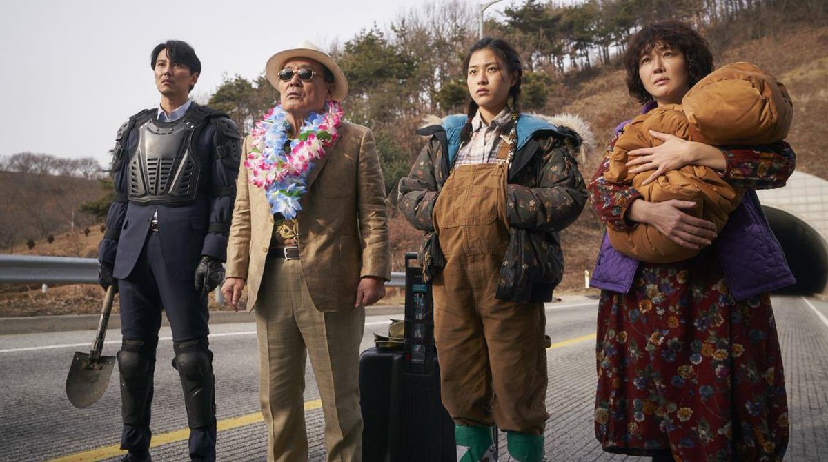 adyppp's tweet image. Cerita zombie lain daripada lain .Siapa yang kena gigit dengan zombi ni , nanti jadi muda. Jadi family si nam-gil ni .. niagakan zombie ni dekat kampung dia. Beratur orang kampung nak kena gigit dengan zombie ni untuk jadi muda.