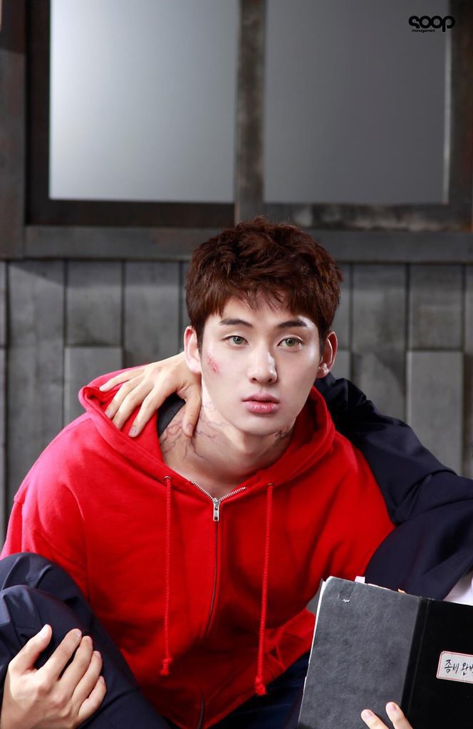 adyppp's tweet image. Cerita zombie lain daripada lain .Siapa yang kena gigit dengan zombi ni , nanti jadi muda. Jadi family si nam-gil ni .. niagakan zombie ni dekat kampung dia. Beratur orang kampung nak kena gigit dengan zombie ni untuk jadi muda.