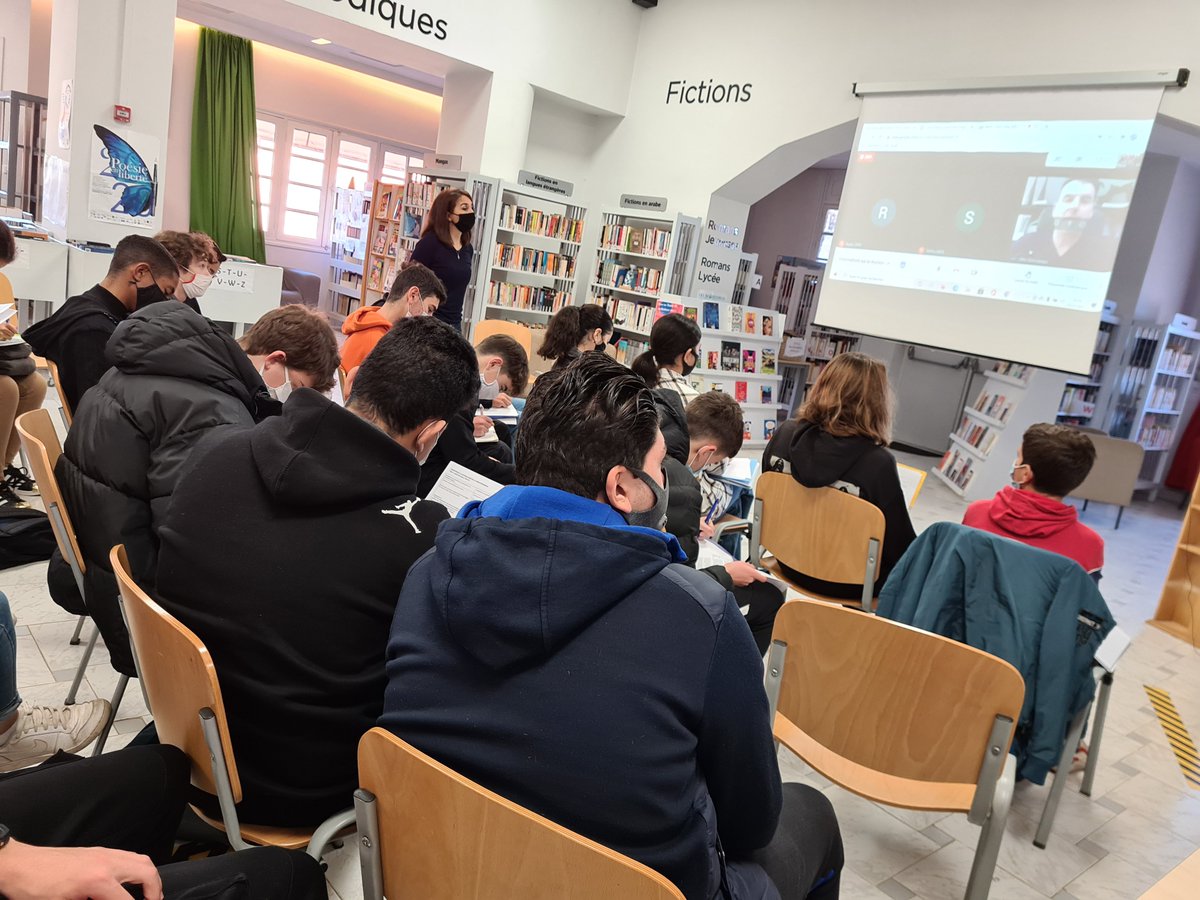 lvhmarrakech's tweet photo. [LECTURE] Il y a quelques semaines, nos élèves de 2nde ont pu débattre en visio avec 4 écrivains en lice pour le prix de l'Arganier (#LinePapin, @PhilippeVilain1, #StephanieHochet, #OlivierDorchamps). Le CR de ces temps d'échange est à lire là : https://t.co/ibzdRYE378 @aefeinfo https://t.co/EtAPyXpyiS
