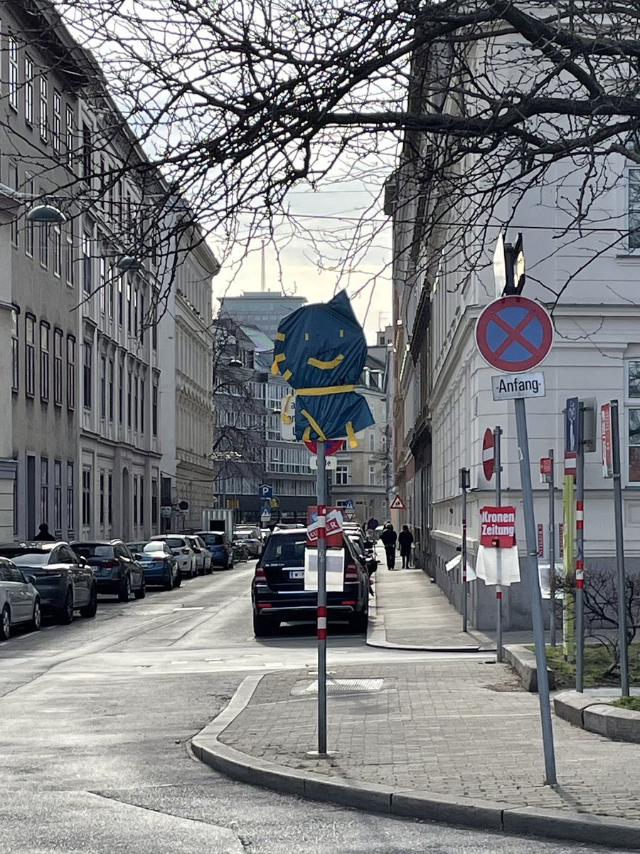 borie_____lim's tweet photo. Straßenschild wird nicht mehr benötigt. Umgestaltung des Bestands. Materialien: Plastikfolie und Klebeband

#typedaily #typefundry #viskom #kunstunilinz #smileyface @typedailytype https://t.co/alpfUTIKSa