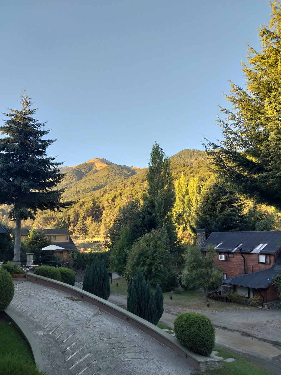 Nadiluh's tweet photo. 🌄 #VillaLaAngostura es de una belleza indescriptible. 🇦🇷 Está ubicada en el corazón del corredor de los lagos, en la #Patagonia #argentina. Sus paisajes llenos de naturaleza 🌲🏞 ya nos dejaron sin palabras. #Turismo #ViajarEnPandemia #BuenosDias https://t.co/azugECU1oU