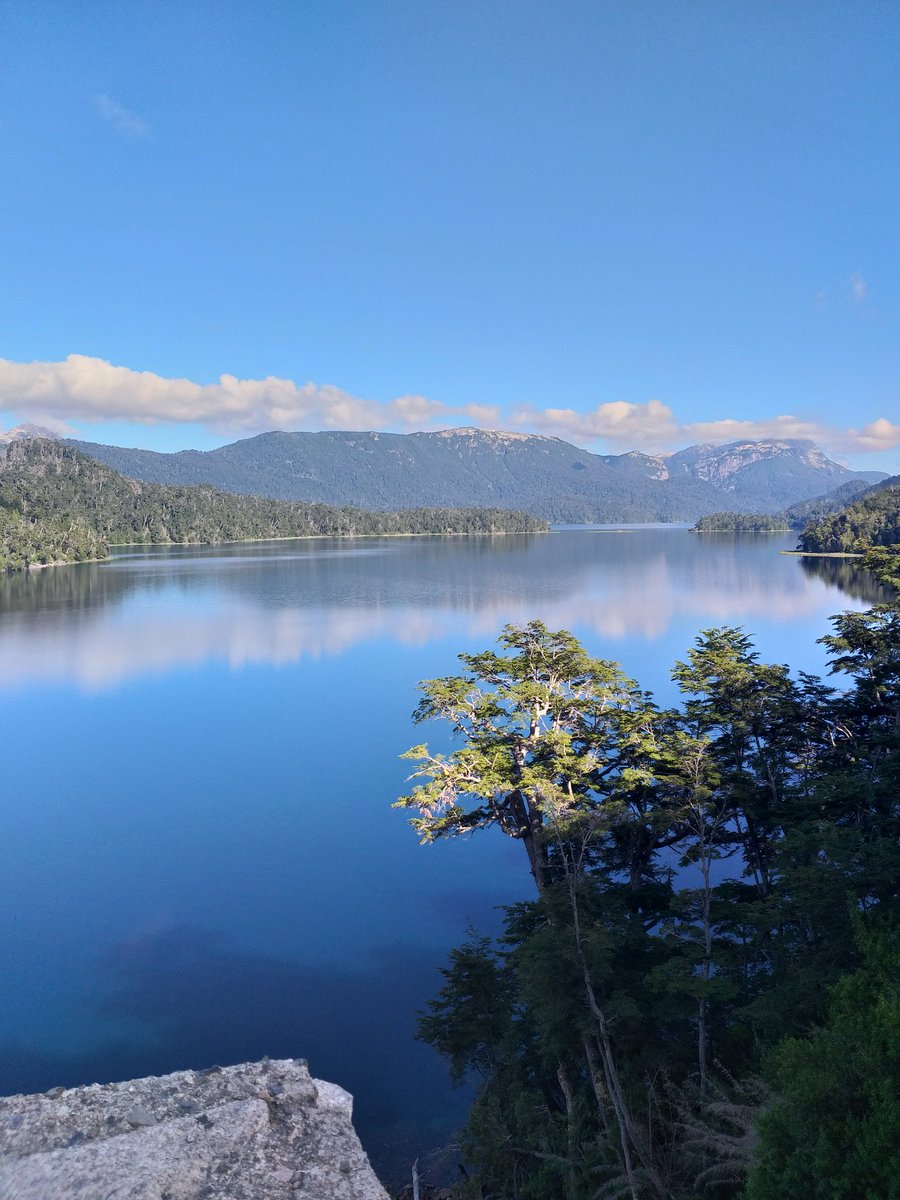 Nadiluh's tweet photo. 🌄 #VillaLaAngostura es de una belleza indescriptible. 🇦🇷 Está ubicada en el corazón del corredor de los lagos, en la #Patagonia #argentina. Sus paisajes llenos de naturaleza 🌲🏞 ya nos dejaron sin palabras. #Turismo #ViajarEnPandemia #BuenosDias https://t.co/azugECU1oU