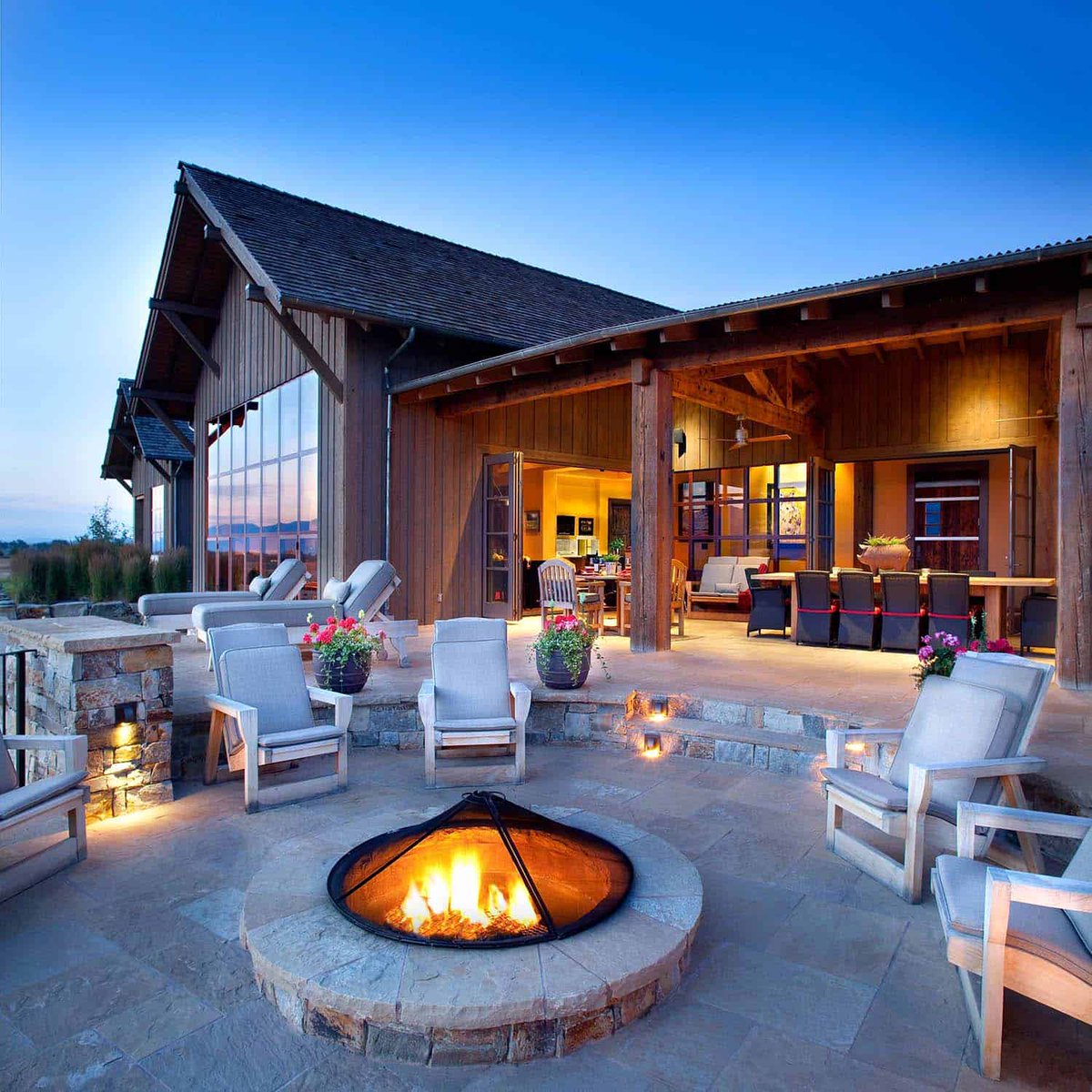 Rustic rural farmhouse nestled in Montana's serene landscape onekindesign.com/2018/02/08/rus…