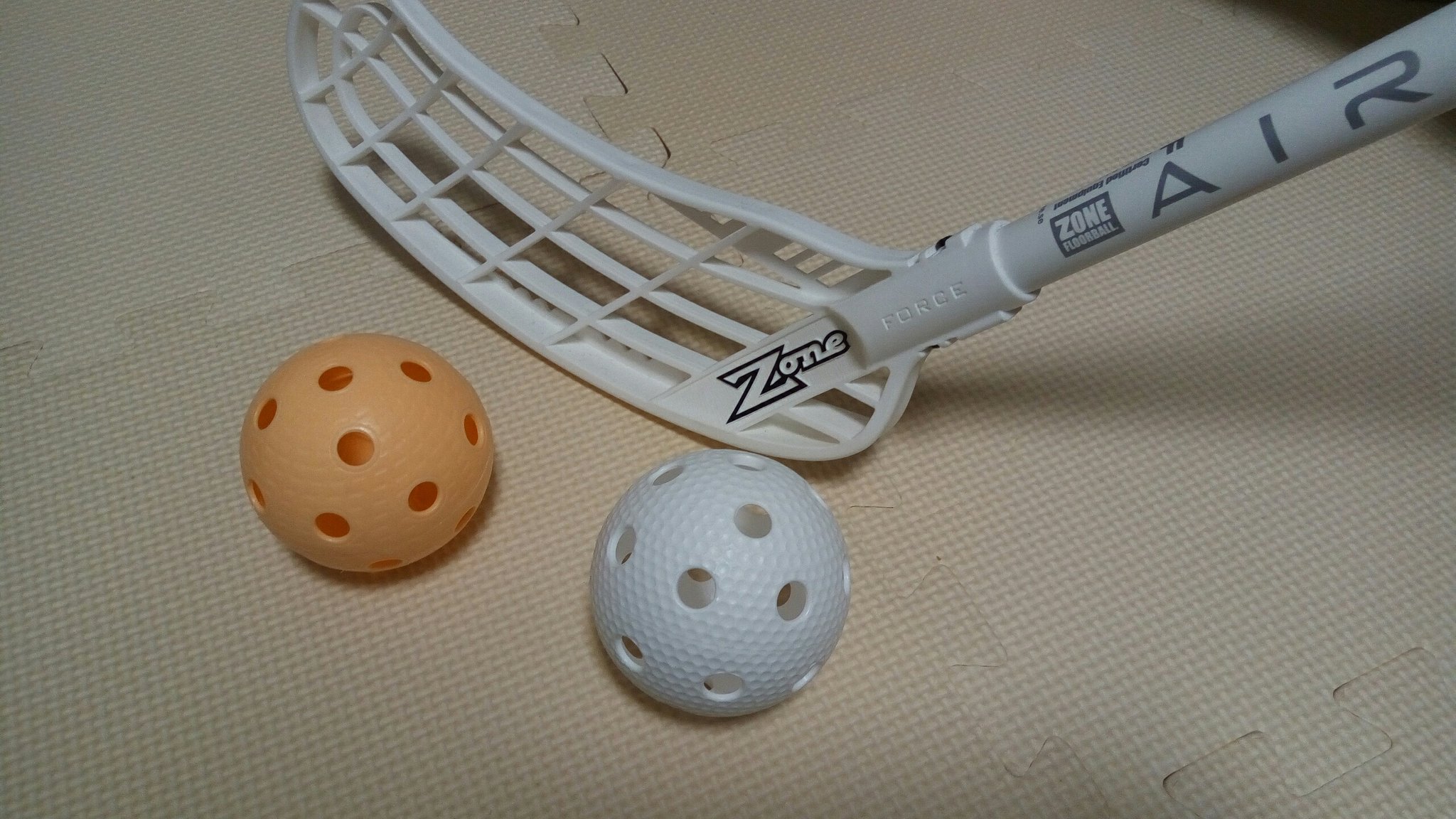 東京外国語大学フロアボールクラブ Tufs Floorball Club そもそもフロアボールって フロアボール はプラスチック製のボールとプラスチック製のブレードがついたスティックを使用します 人数はキーパーを入れて6対6で行います T Co Kzkb2tibc7