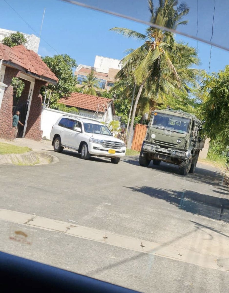 kigogo2014's tweet image. Khee kwani kwa mzee Mwinyi kuna nini mnamjazia wanajeshi hivoooo! 😰