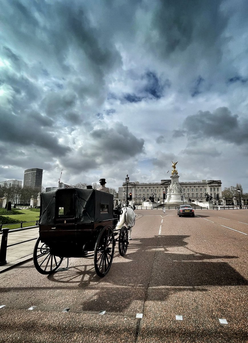 #buckinhampalace #droidcam #droidpictures #shadow #royals #horseandcarriage #themall #london