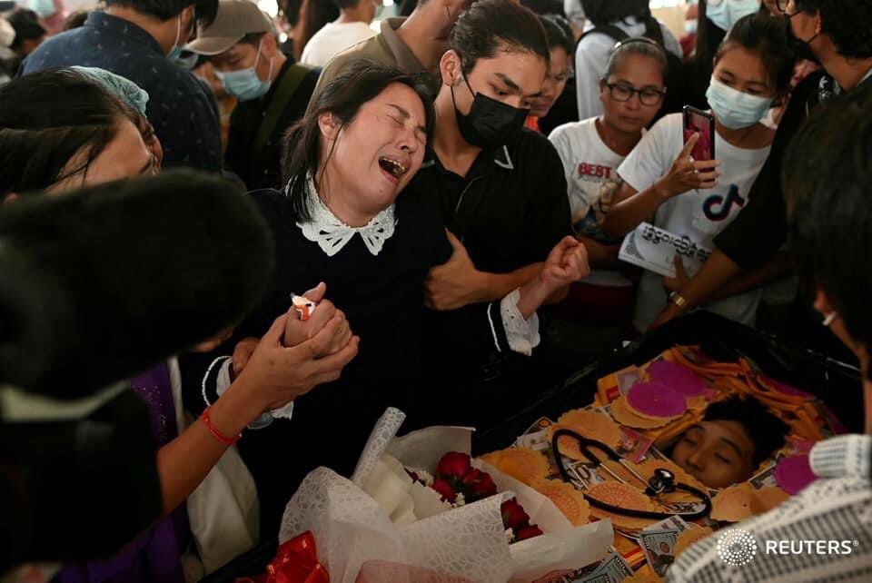ellytmsw's tweet photo. People react as they attend the funeral of Khant Nyar Hein, 18 years old medical student who was shot and killed during the security force crackdown on anti-coup protesters in Yangon, Myanmar March 16, 2021. REUTERS
#savemyanmar #RejectMilitaryCoup #WhatsHappeningInMyanmar https://t.co/ez8eG3dafw